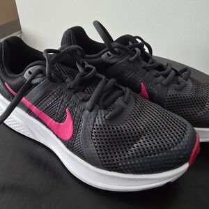 Nike Women's Black and Pink Running Shoes Like New!!!